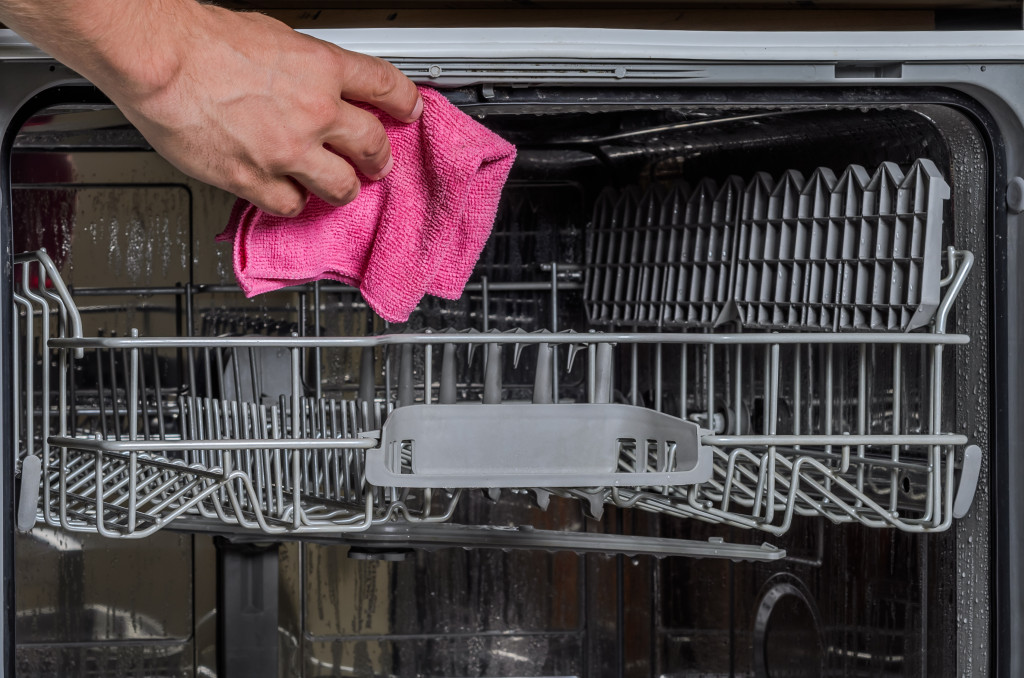 Comment nettoyer un lave-vaisselle ?
