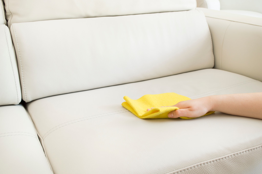 Comment nettoyer un canapé en cuir sans l'abîmer ?